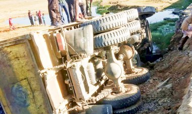 खारी नदी पुलिया पर साइड देने के दौरान डम्पर पलटा