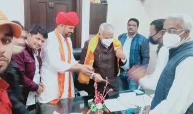 मालासेरी मंदिर पुजारी ने पूर्व डिप्टी सीएम पायलट से मुलाकात कर मंदिर विकास के बारे में चर्चा की