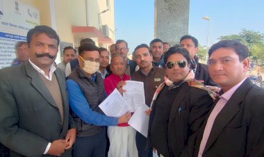 अधिवक्ता बाइक रैली निकालकर मुख्यमंत्री और विधि मंत्री के नाम एसडीम को दिया ज्ञापन