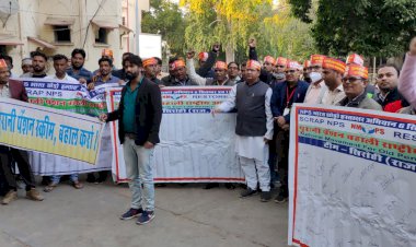 पुरानी पेंशन योजना लागू करने की मांग को लेकर कर्मचारियों ने किया आन्दोलन