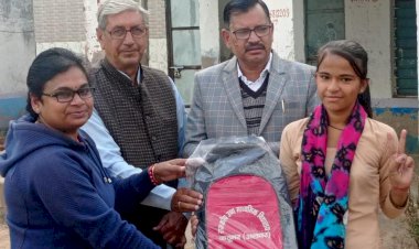 कठूमर राजकीय उच्च प्राथमिक विद्यालय मे स्टाफ के सहयोग से बच्चों को बांटे 95 बैग