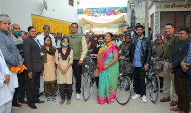 ब्लॉक स्तरीय मुख्यमंत्री नि:शुल्क साइकिल वितरण समारोह में 250 छात्राओं को मिली साइकिल