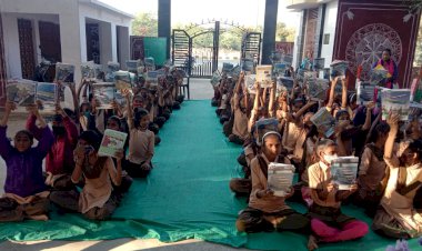 नि:शुल्क उत्तर पुस्तिकाएं पाकर खिले बालक बालिकाओं के चेहरे