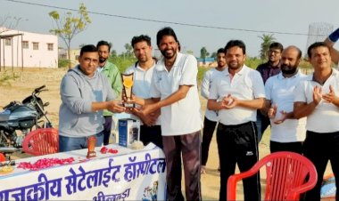 दो चिकित्सा टीमो के मध्य खेला गया क्रिकेट मैत्री मैच