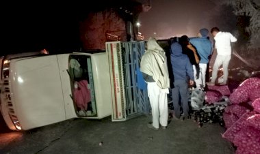 सडक पर बने गहरे गड्ढे हादसों को दे रहे आमंत्रण, संतुलन बिगड़ने पर सब्जी से भरी पिकअप पलटी, चालक घायल