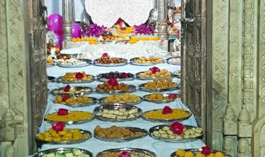 चांदी की पोशाक पहनाकर चारभुजा नाथ के लगाया छप्पन भोग