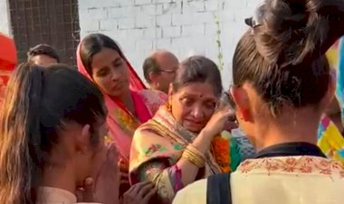 सरकारी स्कूल की अध्यापिका का विद्यार्थियों से गहरा लगाव, सेवानिवृत्ति पर गले मिलकर रो पड़ी मैडम