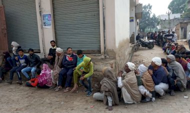 घंटों इंतज़ार के बाद भी मायूस लौट रहे किसान, आक्रोश व्याप्त