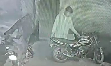 घर के सामने खडी बाईक चोरी, सीसीटीवी में कैद हुई चोरी की वारदात