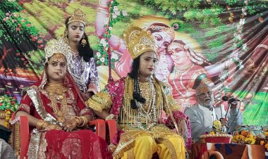 राम कथा के समापन पर भाव-विभोर हुए बाल मुरारी बापू विष्णुदास महाराज