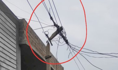 विद्युत विभाग की लापरवाही, 5 महीने से क्षतिग्रस्त पोल से हो रही विद्युत आपूर्ति मौहल्लेवासियों में भय व्याप्त