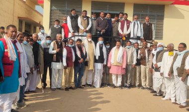 पूर्व विधायक रमेश खीची के 65 वें जन्मदिन पर फल वितरित कर दीर्धायु की कामना की