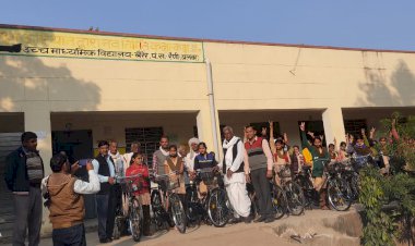 रैणी के बैरेर सीनियर स्कूल मे छात्राओ को दी गई निशुल्क साईकिले