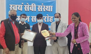 कोरोना काल के समय सराहनीय कार्य करने वाले एनजीओ, समाज सेवी संस्थाओं व सामाजिक कार्यकर्ताओ को जिला कलेक्टर ने किया सम्मानित