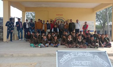 लँगड़बास विद्यालय में जरुरतमंद विद्यार्थियों को जर्सी की वितरण