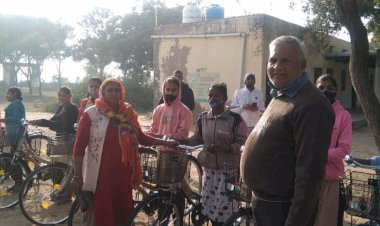 अब स्कूल जाने की राह होगी आसान, आकोली के राउमा विद्यालय में चमचमाती साईकिले पाकर हुई खुश छात्राएं