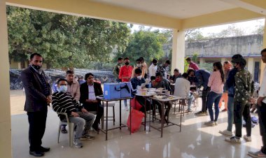 डीईईओ राकेश शर्मा ने विद्यालय का किया औचक निरीक्षण