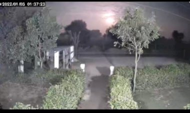 आसमान में गिरते दिखे आग के गोले, तेज धमाके के साथ हुई जबरदस्त रोशनी, सीसीटीवी में कैद हुई घटना