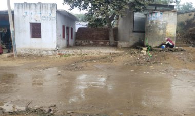सड़क पर पानी का बहाव बना आमजन के लिए मुसीबत