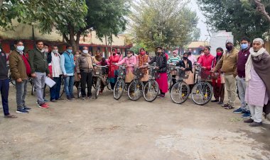 रा.उ. मा.विद्यालय ढिगावड़ा में साइकिल पाकर बालिकाओं के खिले चेहरे