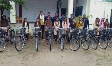 रामपुरिया में छात्राओं को मिली निशुल्क साइकिले
