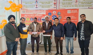 प्रधानमंत्री जीवन ज्योति बीमा योजना के लाभार्थी को दो लाख रूपए का चैक किया प्रदान