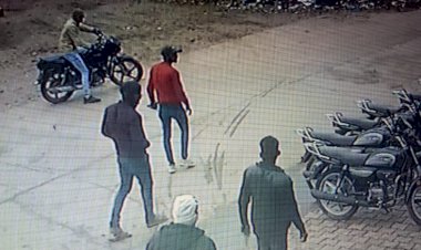 बाइक शोरूम के सामने अज्ञात बदमाशों ने की फायरिंग, कर्मचारी से की मारपीट, सीसीटीवी में कैद हुई वारदात