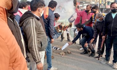 महिला के बालों मे थूंकने के विरोध में सेन क्षोरकार वेलफेयर सोसायटी ने जावेद हबीब का पुतला फूंका