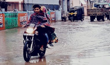 सीवर लाइनों में लगाया गया सरकारी पैसा लग रहा बेकार ही गया, कस्बे में सड़के हुई जलमग्न
