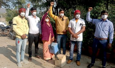 कोविड स्वाथ्यय सहायको ने किया काली पट्टी बांधकर विरोध प्रदर्शन