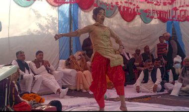 नवनिर्वाचित जनप्रतिनिधियों के सामने फिल्मी गाने पर लड़कियों ने लगाए ठुमके, जमकर उड़ी कोराना गाइडलाइन की धज्जियां