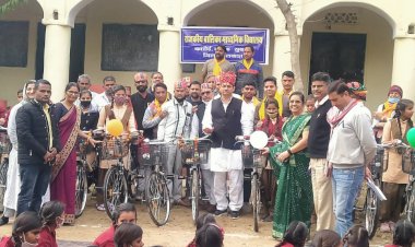कारोई में छात्राओं को निशुल्क साइकिले की वितरण