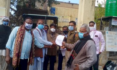 लापता युवक का पता नहीं लगने पर आक्रोशित ग्रामीणों ने सौंपा ज्ञापन