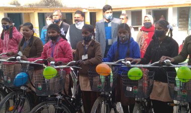 अब स्कूल जाने की राह होगी आसान,राजकीय बालिका उच्च माध्यमिक विद्यालय में चमचमाती 153 साईकिले पाकर हुई खुश छात्राएं