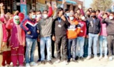 कोविड स्वास्थ्य सहायकों ने काली पट्टी बांध किया विरोध प्रदर्शन