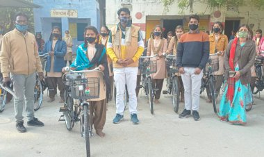 ईटमारिया में 37 छात्राओं को दी निशुल्क साइकिल, समारोह पूर्वक हुआ कार्यक्रम