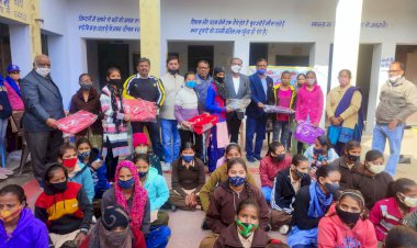 स्वामी ध्यानगिरी महाराज की बरसी उत्सव पर 1473 विद्यार्थियों को जर्सी एवं स्कूल बैग बांटे