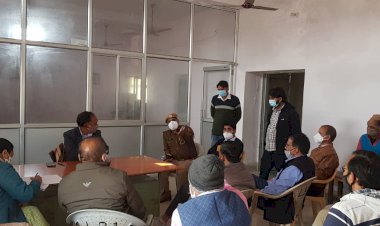 बढ़ते कोरोना संक्रमण पर अंकुश लगाने को लेकर  एसडीएम ने कस्बे के व्यापारियों एवं प्रबुद्ध जनों की बैठक कर की समझाइस
