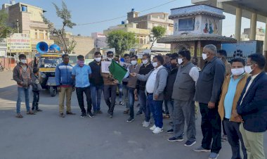 पालिका अधिशाषी अधिकारी ने हरी झंडी दिखाकर जन जागरुकता रैली को किया रवाना