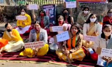 राज्य में बढ़ते महिला उत्पीड़न एवं अलवर की दुष्कर्म पीड़िता को न्याय दिलाने की मांग को लेकर मौन धरना प्रदर्शन