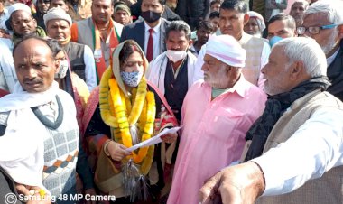 पुरानी पोखर पर अतिक्रमण रुकवाने की मांग को लेकर सांसद को सौंपा ज्ञापन