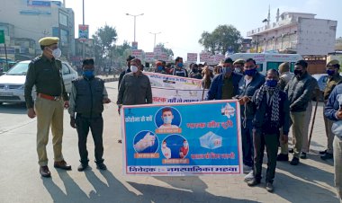 महुआ में पुलिस और प्रशासन ने रैली निकालकर लोगों को कोरोना के प्रति किया जागरूक