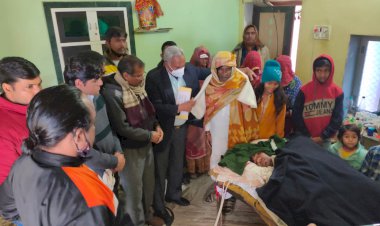 डूबते को तिनके का सहारा, दलेलपुरा के इन्सानियत ग्रुप द्वारा बबाई के बालूराम के परिवार को दी आर्थिक मदद