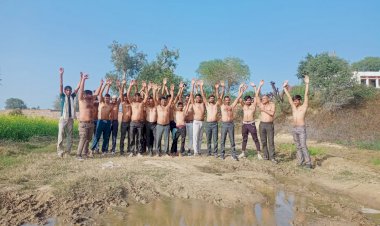 सडक निर्माण की मांग को लेकर ग्रामीणों ने किया अर्धनग्न प्रदर्शन