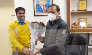 मंडावर सरपंच प्रतिनिधी अशाेक नारेड़ा ने पीडब्लूडी मंत्री भजनलाल जाटव से की मुलाकात