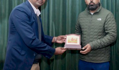 महाराणा मेवाड़ चेरिटेबल फाउंडेशन के ट्रस्टी लक्ष्यराज सिंह मेवाड़ से  मेघवंशी पंचांग प्रकाशक टीम ने की भेंट