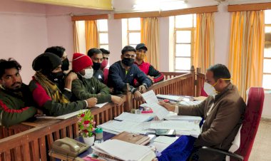 अलवर में मूक-बधिर बच्ची के साथ गैंगरेप  मामले में दरिंदों को फांसी देने की मांग को लेकर उपखंड अधिकारी को सौंपा ज्ञापन