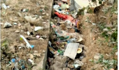 बस स्टैंड से लेकर कृष्ण वाटिका तक नाले की सफाई नहीं होने से लोगों में रोष