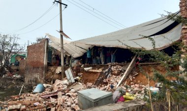 भरभराकर गिरा गरीब का मकान, मलबे से सामान टूटकर हुआ नष्ट बाल-बाल बचा परिवार