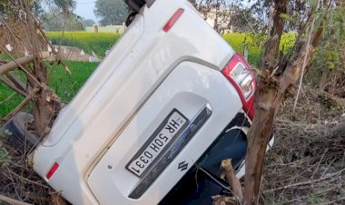 अलवर-बहरोड़ मुख्य राजमार्ग पर बने गहरे गड्ढो के कारण पलटी कार